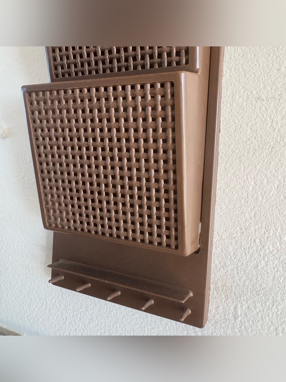 Vintage FESCO 6333 Brown Wall Mount Mail Organizer Letter Holder Key Hooks USA - Picture 3 of 10